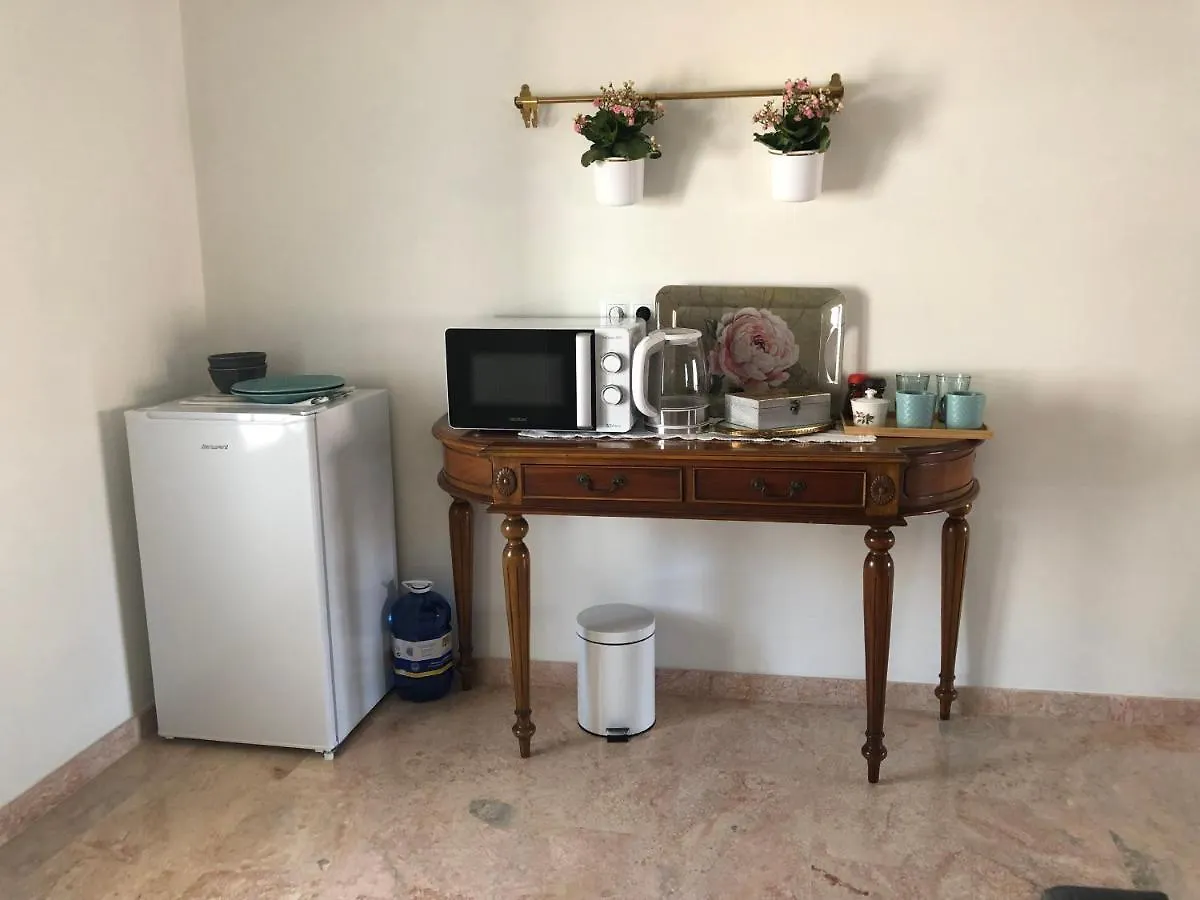 Lovely 1-Bedroom Loft Near Ronda 아리아테 0*,