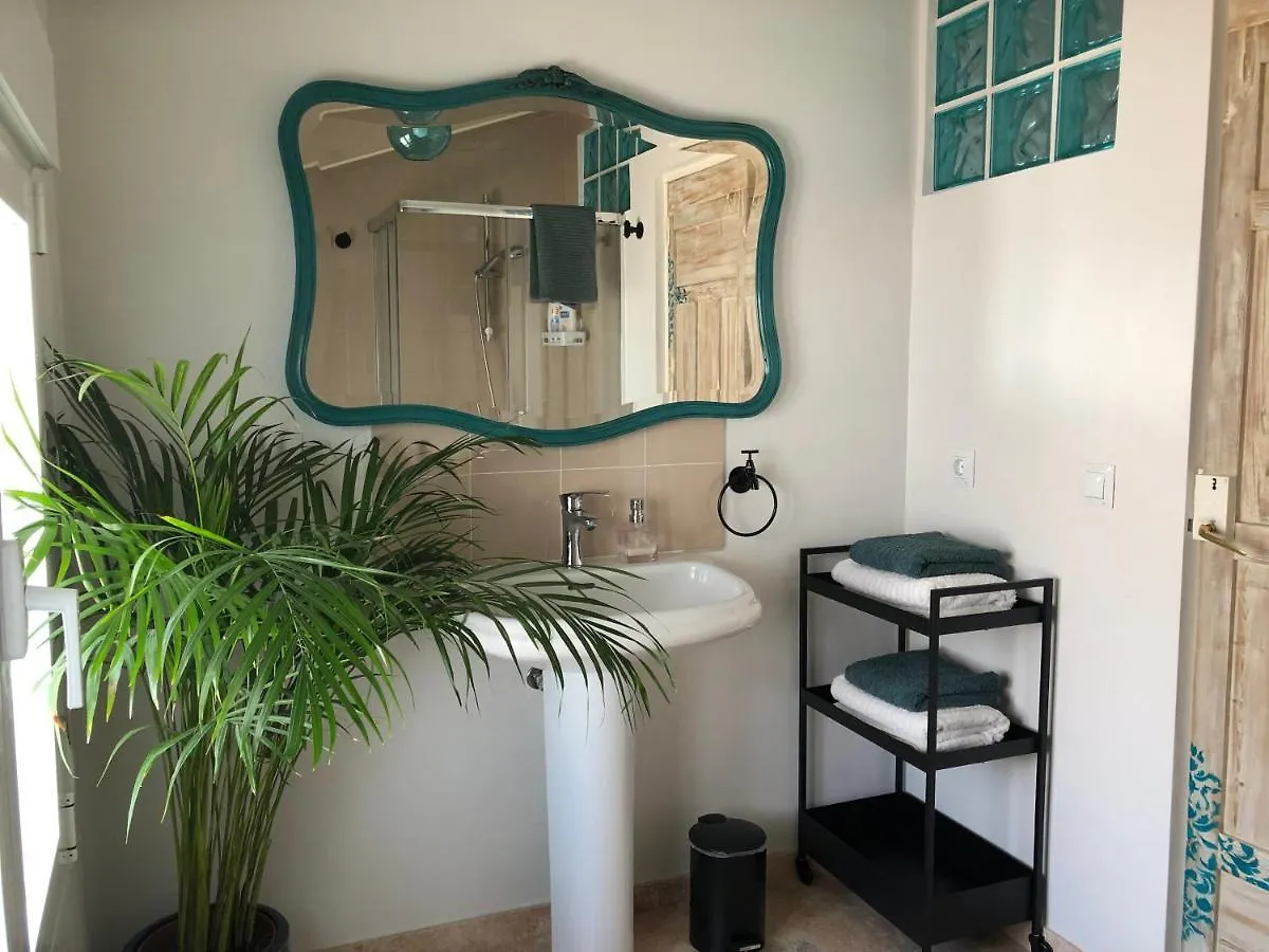 Lovely 1-Bedroom Loft Near Ronda 아리아테