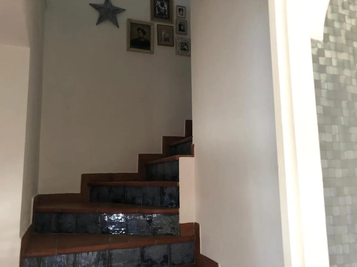 Lovely 1-Bedroom Loft Near Ronda 아리아테
